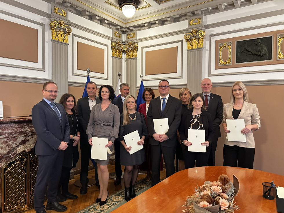 skupinska fotografija državnih tožilcev po današnji zaprisegi