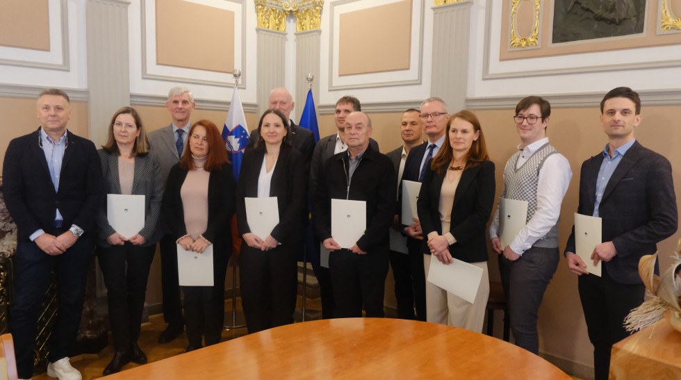 Skupinska fotografija po zaprisegi sodnih izvedencev, sodnih cenilcev in sodnega tolmača