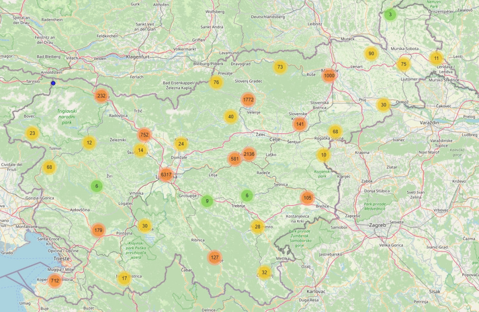 Zemljevid Slovenije, na katerem so z zelenimi, rumenimi in oranžnimi krogi označene lokacije s številom javnih najemnih stanovanj Republike Slovenije, na katerem so predstavljeni zbrani podatki šestih akterjev v pilotni evidenci