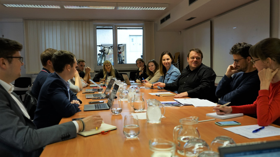 Minister Simon Maljevac in državni sekretar dr. Klemen Ploštajner v debati s predstavniki mladih