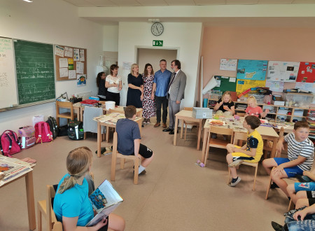 Minister za vzgojo in izobraževanje v učilnici med otroki v Krškem