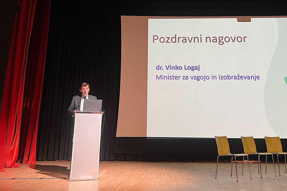 Minister za vzgojo in izobraževanje dr. Vinko Logaj med uvodnim nagovorom Nacionalne konference VITRAŽ