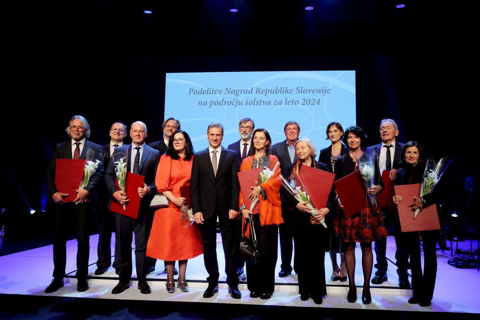 Predsednik vlade dr. Robert Golob, minister za vzgojo in izobraževanje dr. Darjo Felda z nagrajenci na odru Linhartove dvorane