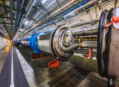 Bližnji posnetek velikega hadronskega trkalnika v CERN-u.