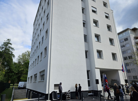 Prenovljena stavba študentskega doma 1 na Tyrševi ulici v Mariboru, ob vhodu slovenska in evropska zastava.