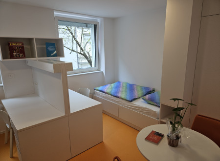 Študentska soba v prenovljenem študentskem domu 1 v Mariboru, z ležiščem in pisalno mizo.