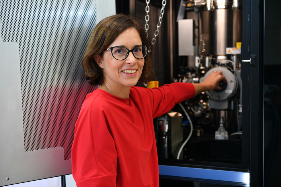 Dr. Andreja Benčan Golob in front of an electron microscope.