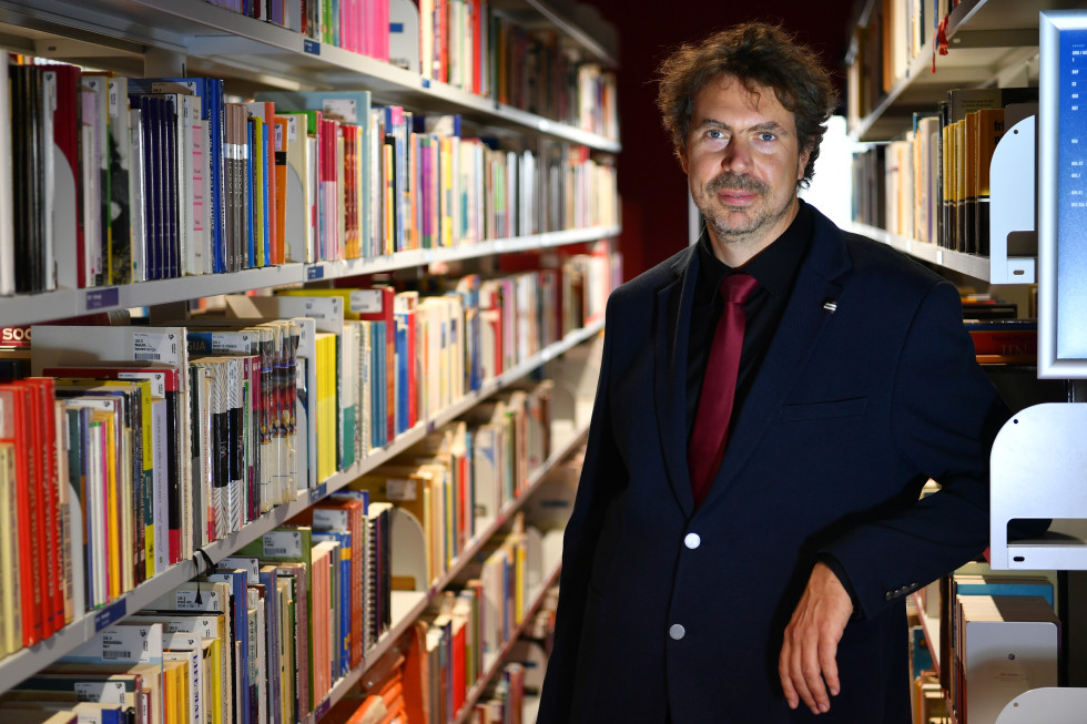 dr. Grushovnik between the bookshelves.