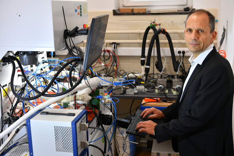 Portrait photo of dr. Tomaž Katrašnik next to the computer and hardware.