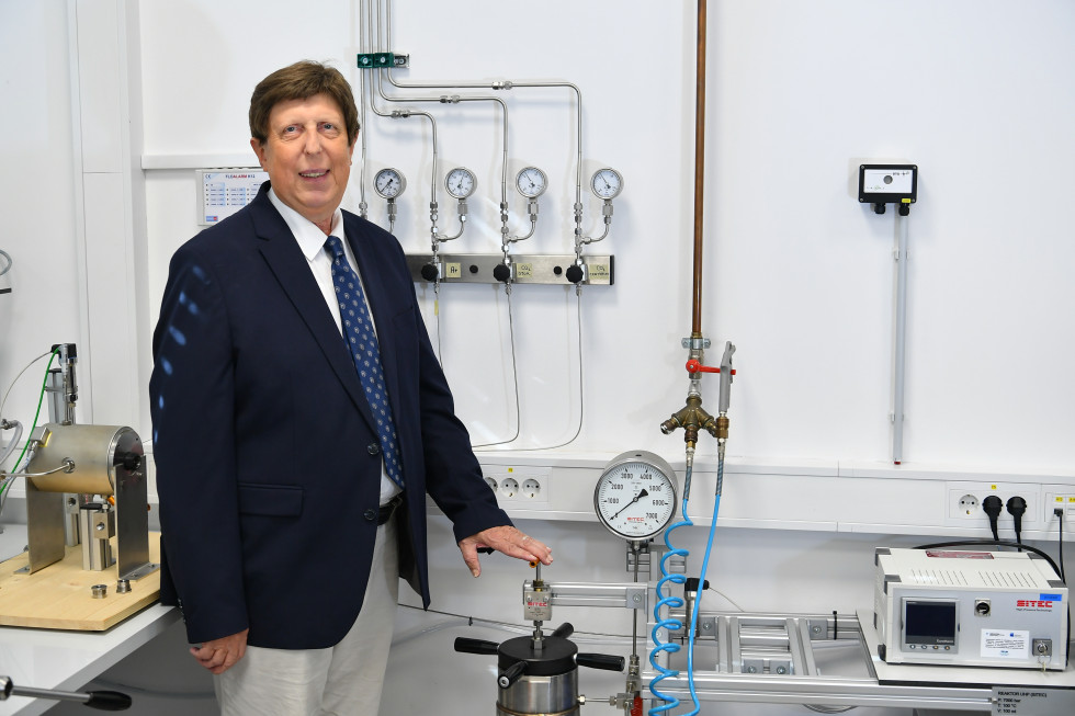 Portrait of Dr. Željka Kneza in front of the measuring devices in the laboratory.