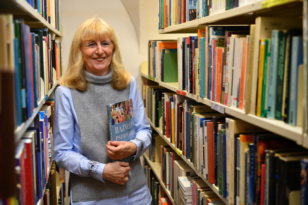 Portrait of Dr. Ljubice Marjanovič Umek between the bookshelves.