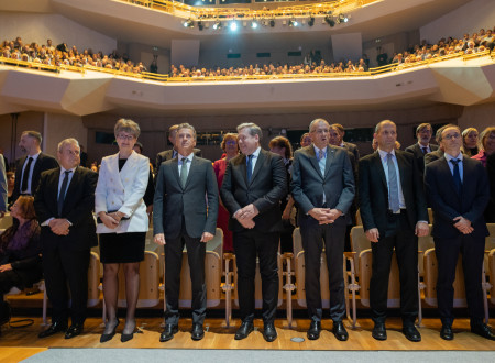 Prof. dr. Nataša Vaupotič, premier dr. Golob in minister Papič v Gallusovi dvorani Cankarjevega doma.