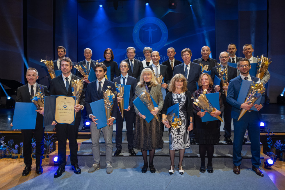 Skupinska fotografija dobitnic in dobitnikov državnih nagrad in priznanj na področju znanosti 2024 po podelitvi.