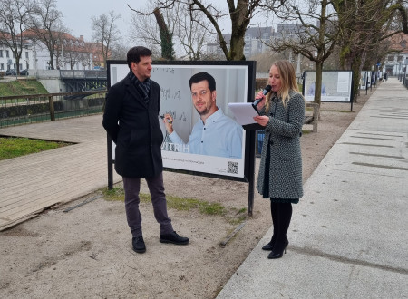 Dr. Vetrih v pogovoru z voditeljico na otvoritvi razstave.