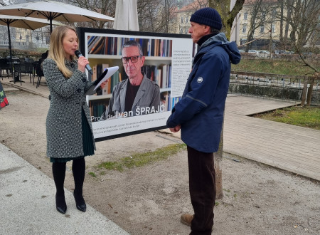 Dr. Šprajc v pogovoru z voditeljico na otvoritvi razstave.