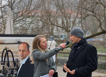 Dr. Katrašnik v pogovoru z voditeljico na otvoritvi razstave.