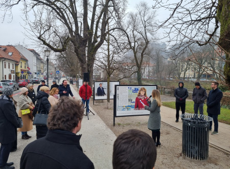 Utrinki z otvoritve razstave portretov prejemnic in prejemnikov Zoisovih nagrad in priznanj, Puhovih nagrad ter priznanja ambasadorka znanosti z udeleženci otvoritve.