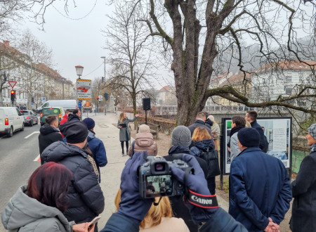 Voditeljica Maja Ratej na otvoritvi razstave.