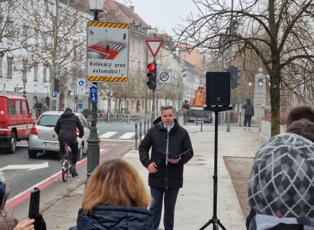 Državni sekretar Kodrič med nagovorom na otvoritvi razstave.