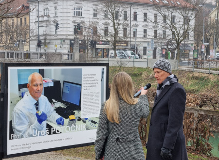 Dr. Potočnik v pogovoru z voditeljico na otvoritvi razstave.