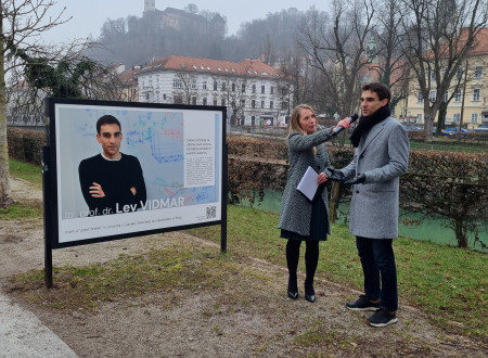 Dr. Vidmar v pogovoru z voditeljico na otvoritvi razstave.