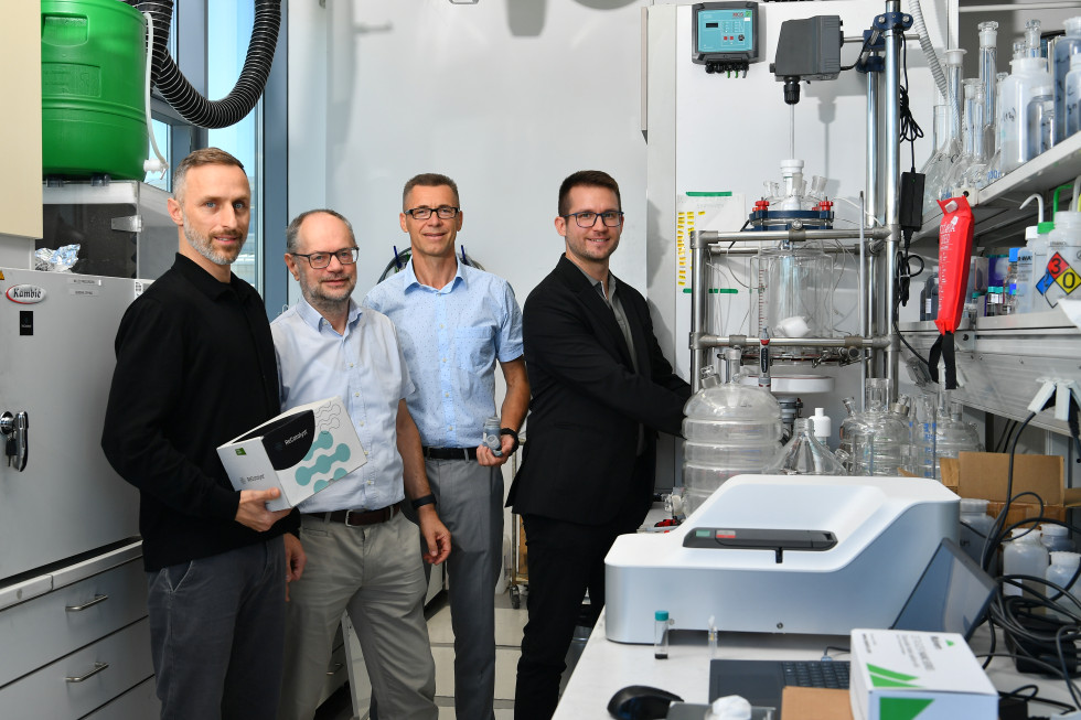 dr. Matija Gatalo, Ph.D. Nejc Hodnik, Ph.D. Marjan Bele and dr. Miran Gaberšček in a group photo at the Institute of Chemistry.