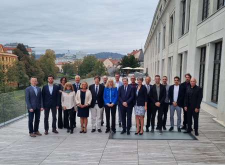 Skupinska fotografiji nagrajenk in nagrajencev na terasi centra Rog. V ozadju veduta Ljubljane.