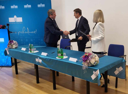 Rokovanje ministra Papiča in rektorja Univerze v Mariboru po podpisu pogodbe.