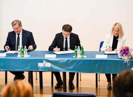 Minister dr. Igor Papič, rektor prof. dr. Zdravko Kačič, dekanja izr. prof. dr. Mateja Lorber ob podpisovanju pogodbe,