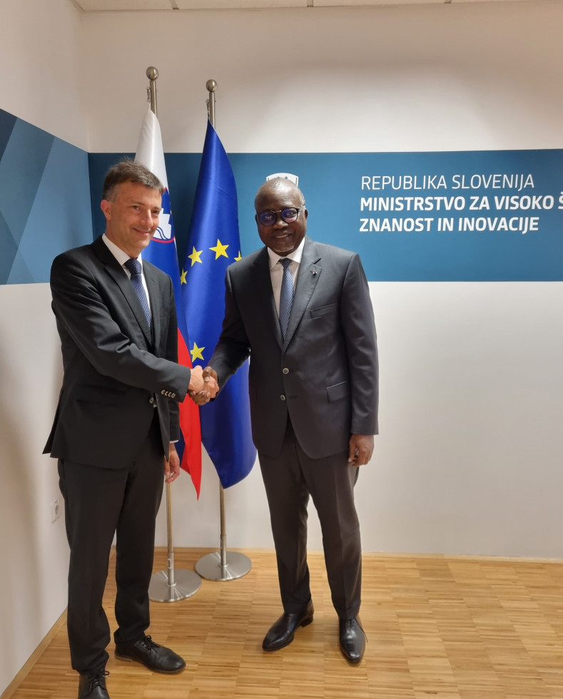 Sprejem in rokovanje med državnim sekretarjem Gašparičem in eleposlanikom Republike Kongo Henrija Okembo.