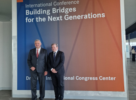 Minister Papič ob prihodu na znanstveno konferenco Gradimo mostove v Dresdnu.