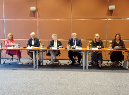 Govorci na novinarski konferenci, slikani frontalno. Vesna Nahtigal, dr. Jerneja Jug Jerše, dr. Michiel Scheffer, dr. Igor Papič in dr. Špela Stres.