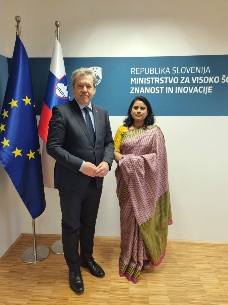 Minister Papič in indijska veleposlanica Namrata S. Kumar, v ozadju slovenska in evropska zastava.