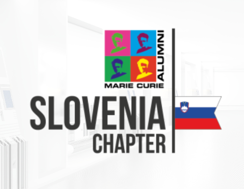 Logotip Marie Curie Alumni Slovenija. Sestavljen je iz štirih kvadratov s stiliziranimi slikami Marie Curie v različnih barvah (roza, modra, zelena in rumena) ter napisa 'MARIE CURIE ALUMNI' ob strani.