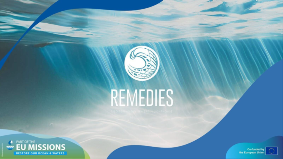 Podvodni prizor z valovi in logotipom projekta Remedies v osredju. Logotip prikazuje stilizirano obliko vala. Spodaj levo je logotip EU misij 'Restore Our Ocean & Waters', ob desnem robu pa logotip 'Co-funded by the European Union'