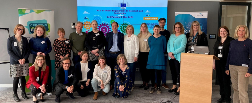 Skupinska slika udeleženk in udeležencev na Vaji vzajemnega učenja na temo vključevanja javnosti v raziskave in inovacije, 8. maj, Dublin, Irska