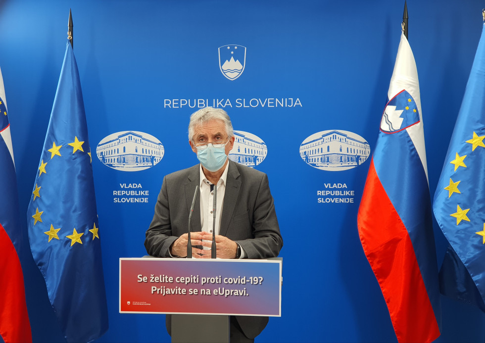 Ministerza zdravje Tomaž Gantar za govorniškim pultom
