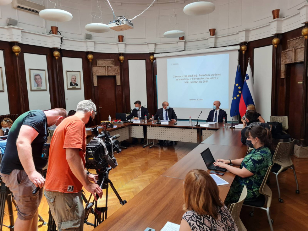 Novinarska konferenca o predlogu zakona o zagotavljanju sredstev za investicije v slovensko zdravstvo