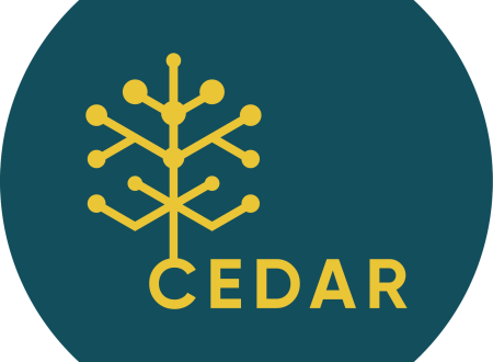 V krogu temno modro-zelene barve je stilizirano rumeni vezje in napis CEDAR