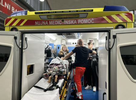 Prikaz nujne medicinske pomoči v reševalnem vozilu