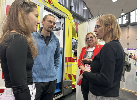 Ministrica se pogovarja pred vozilom nujne medicinske pomoči