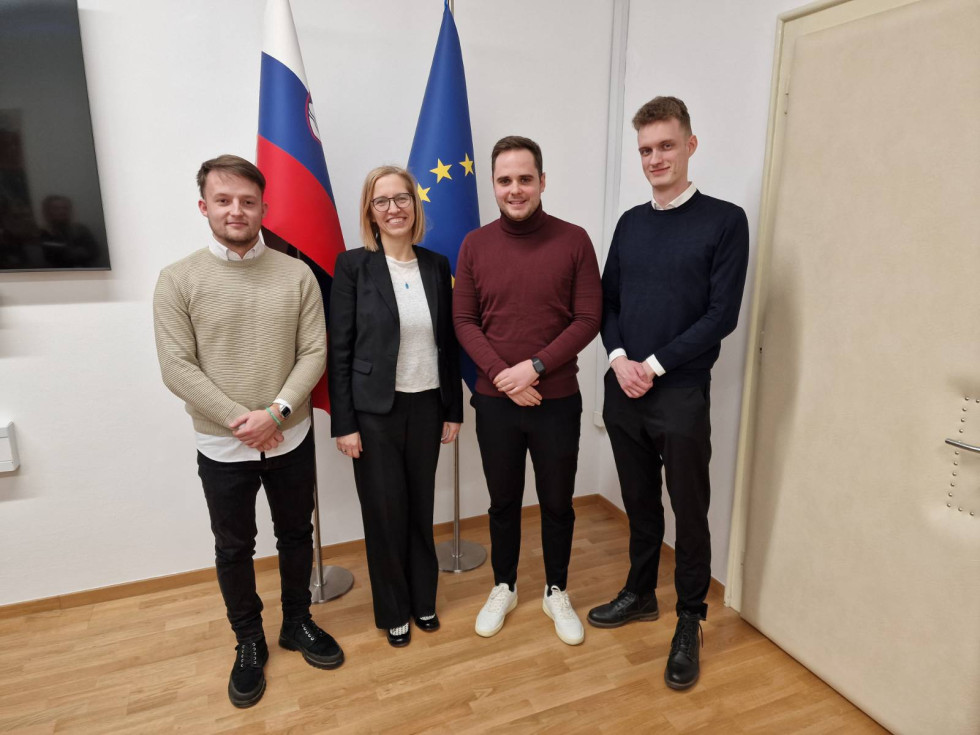 Ministrica za zdravje Valentina Prevolnik Rupel v družbi predstavnikov Študentske organizacije Slovenije