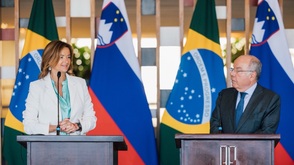 ministrica Fajon in zunanji minister Brazilije za govorniškim pultom