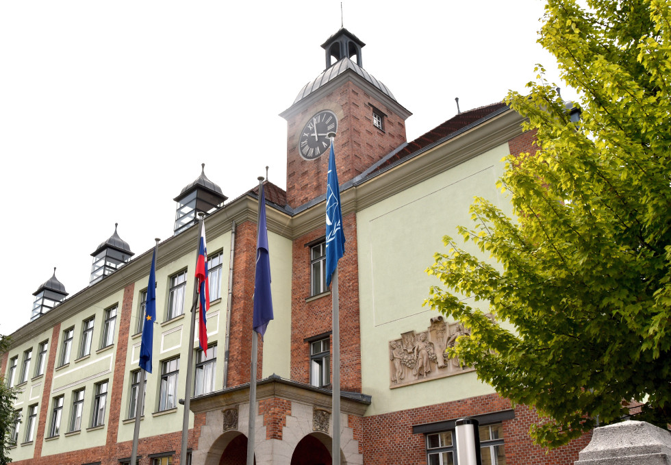 zastave EU, Slovenije, Nata in Mednarodnega kazenskega sodišča plapolajo na pročelju ministrstva