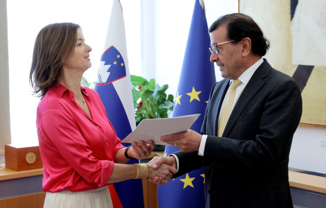 20240605 01346894 (Minister Tanja Fajon presents Palestinian ambassador Salah Abdel-Shafi  with a note on the diplomatic recognition of a Palestinian state.)