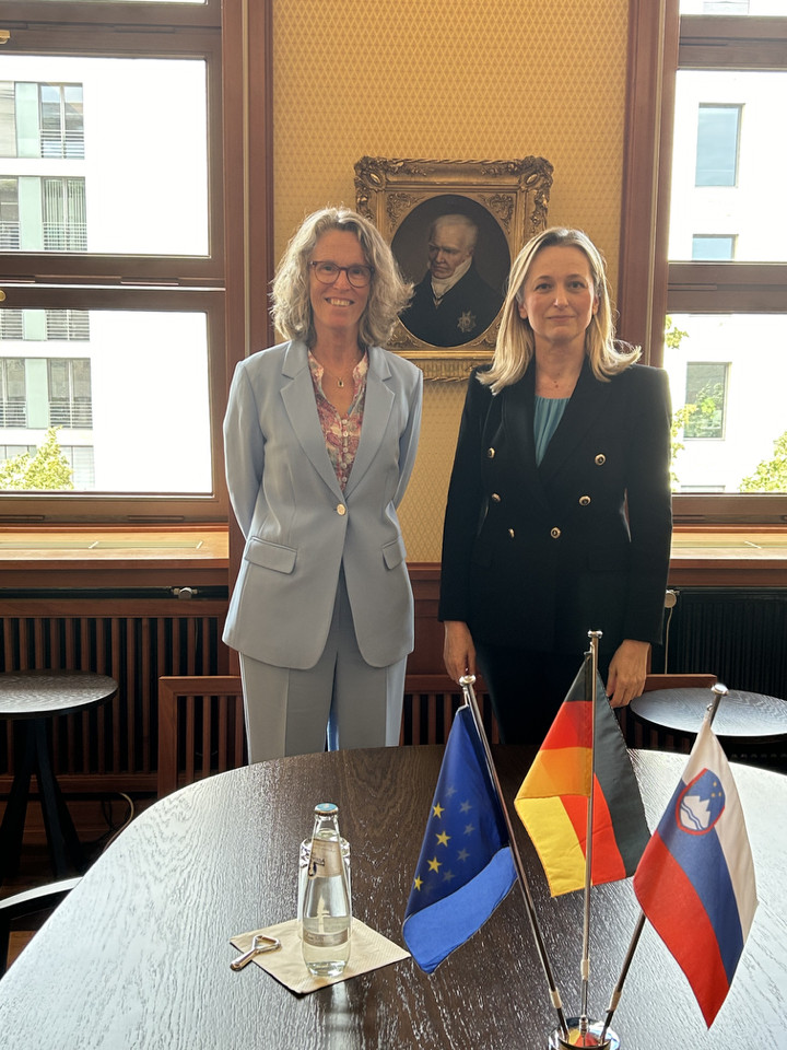 Državni sekretarki Sanja Štiglic in Susanne Baumann stojita in gledata v kamero