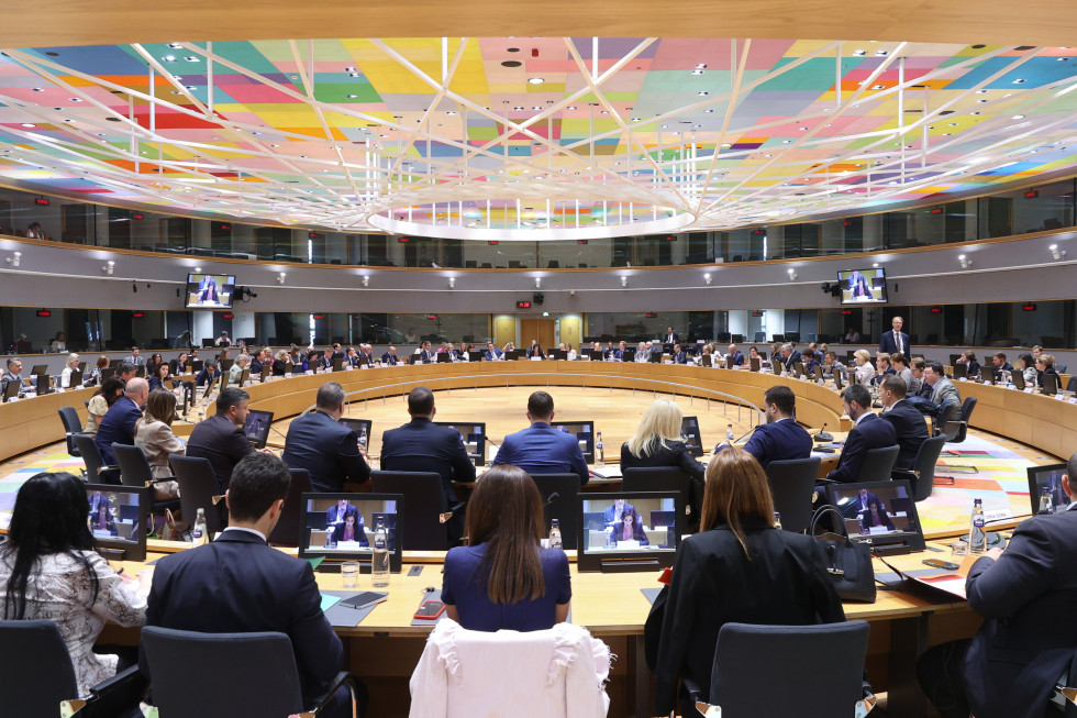 udeleženci na konferenci v dvorani Sveta EU