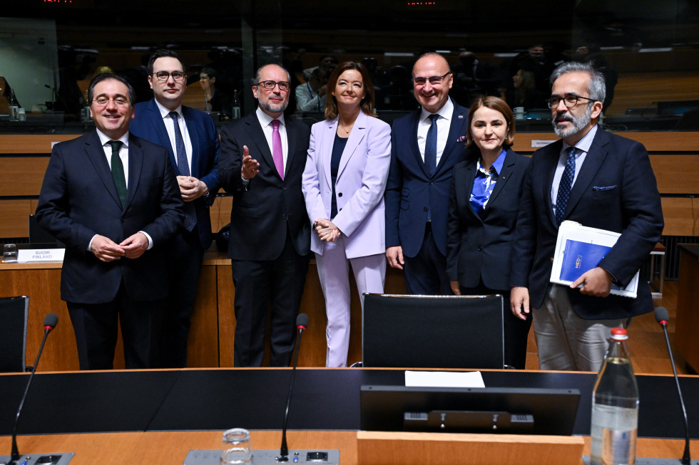 zunanji ministri stojijo pred začetkom zasedanja Sveta EU za zunanje zadeve