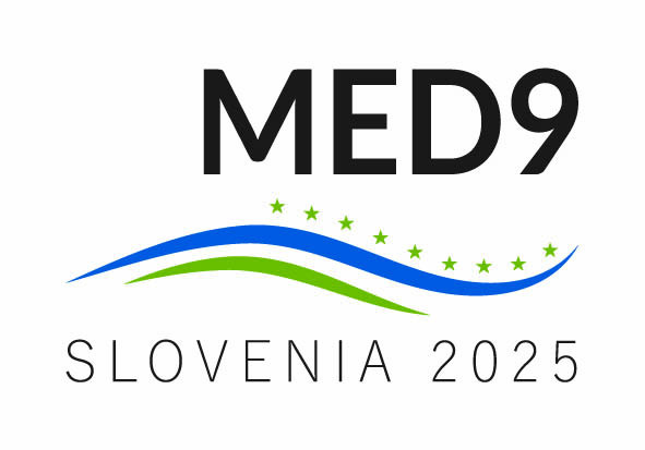 logo MED9. Devet zelenih zvezdic, modra in zelena vijuga. Spodaj napis Slovenia 2025