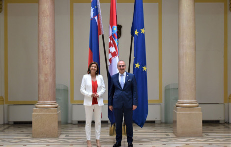 FW ukY WAAMN1 q 1 (Minister Fajon and Minister Grlić Radman, standing in front of flags)
